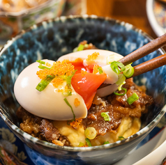 半熟玉子を崩して食べる和牛焼肉ポテサラ