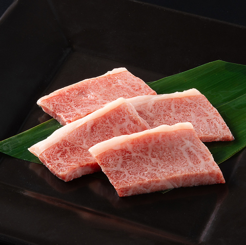 新鮮な厚切りタンや特上和牛カルビをリーズナブルにご提供。完全個室の落ち着く空間◎