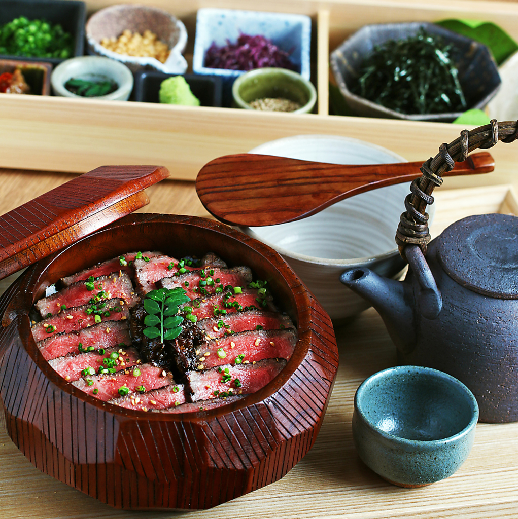 ランチタイムは川床席料チャージ不要！近江牛ひつまぶし膳やユッケ膳など種類豊富なランチメニュー。