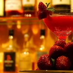 当店自慢のカクテルは、新鮮なくだものをふんだんに使っています。贅沢な味わいをお楽しみください！