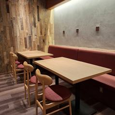 当店では4名様でご利用いただけるテーブル席を9席ご用意しております。