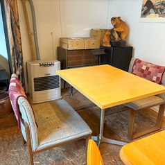 サロンの２名がけのテーブルです。