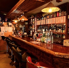 【カウンター席：8席】お一人様も大歓迎◎アットホームな空間はお仕事帰りのサクッと飲みにもおすすめです！カウンター越しにはおでんやずらりと並んだ泡盛をご用意してますのでお酒が進むこと間違いなし◎