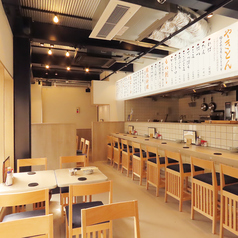 お店の入り口から奥まで続く長いカウンターは、まさに酒場の醍醐味！一人飲みでも気兼ねなく過ごせる開放的な造りになっています★どこに座っても活気ある厨房の様子が見渡せ、お酒が進むこと間違いなし◎清潔感のある明るい照明の下で、手仕込みの串焼きが焼き上がる香りに包まれる、そんな贅沢な時間をご提供いたします♪