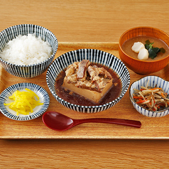 じっくり煮込んだ肉豆冨でガッツリ飯はいかが？