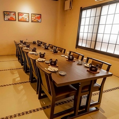 当店では様々な人数でご利用いただける個室席がございます。襖が仕切りになっており、完全個室となっておりますので、会社ご宴会、友人とのご宴会、ご家族でのご宴会、接待等様々なシーンでご利用いただけます。最大80名様ほど迄ご利用いただけますので、大人数宴会もお気軽にお問合せ下さい。