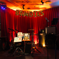 生バンドとともに非日常を楽しむカラオケで特別な夜を☆