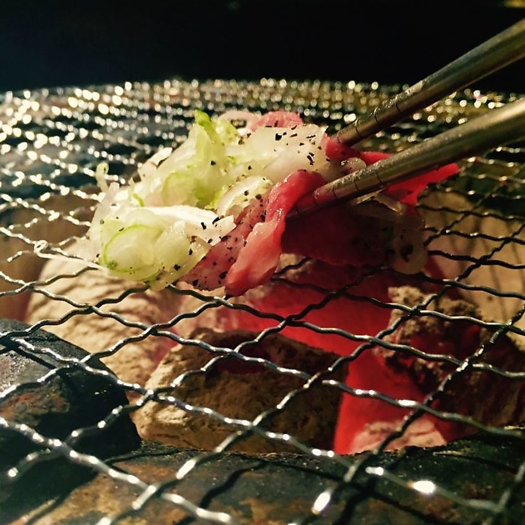 炭火で焼き上げる臨場感！香ばしい香りが食欲をそそる焼き立てアツアツのお肉をご堪能いただけます♪