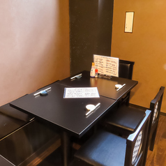 店内にはゆったりとしたテーブル席を20席ご用意。木のぬくもりを感じる落ち着いた空間で、料理とお酒をゆっくりお楽しみいただけます。