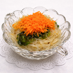 春雨サラダ。コースの幕開けを飾る人気の一皿です。