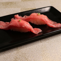 丸富牛 霜降り肉の握り（2貫）