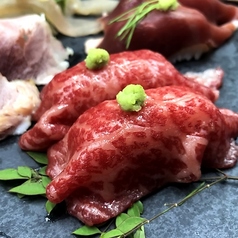 創意工夫された絶品の肉寿司