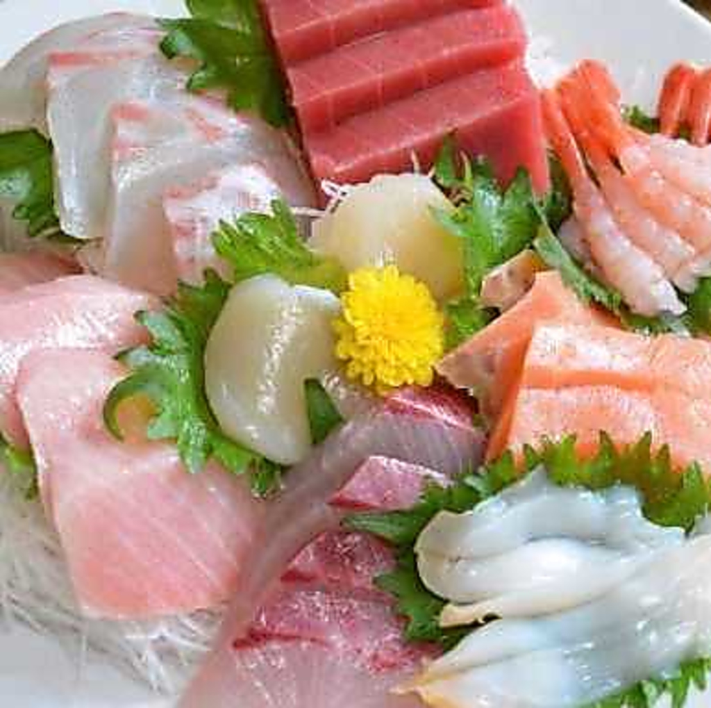 鉄板焼きだけでなく、新鮮な刺身を贅沢に盛り合わせた逸品も味わえます♪お好きなメニューをどうぞ！