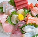 鉄板焼きだけでなく、新鮮な刺身を贅沢に盛り合わせた逸品も味わえます♪お好きなメニューをどうぞ！