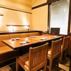 気の合う仲間が揃ったら皆で乾杯！落ち着いた雰囲気を求めるご接待や宴会に、女子会や合コンなどのご友人と気兼ねなく楽しみたいお客様に、それぞれのシーンに合わせて半個室席をご用意♪ビジネスシーンにもご利用頂けます◎間接照明の優しく照らす大人の空間で素敵なご宴会を♪宴会コースも種類豊富にご用意しております♪