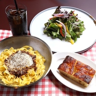 濃厚パスタや生姜ドレッシングのサラダを自由に満喫◎