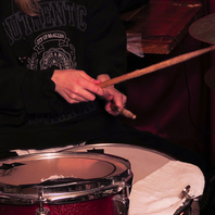 音に包まれる臨場感まで楽しめる生演奏の本格カラオケ♪