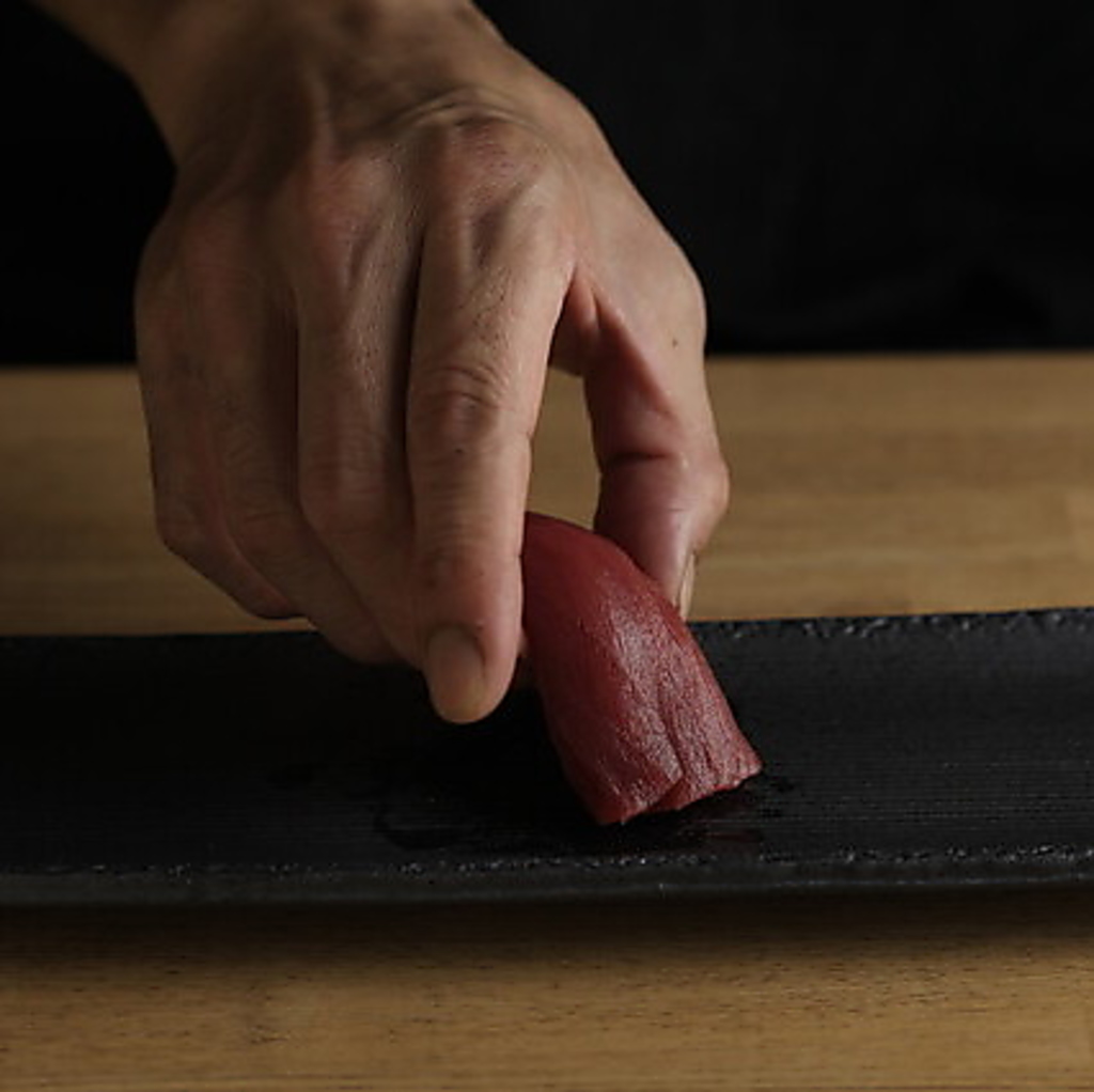 和の職人が仕上げる多彩な『鮨』と粋な『肴』をお愉しみください