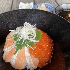 炙りサーモンの親子丼