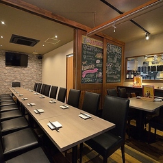 《店内貸切》賑やかで楽しい空間で大人数宴会【30名様～着席52名様／立食60名様まで】タイル調の壁や温かな木のテーブルのお洒落な店内。大型テレビを2台設置しているので、持ち込みいただいたDVDなど、お好きな映像を流すことができます。日～木曜は30名様～、金・土曜は40名様～着席52名様／立食60名様まで対応。