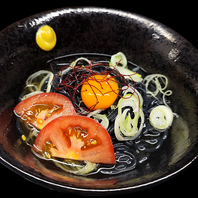 香り、コシ、旨味、新しい冷麺体験を！　竹炭　黒冷麺