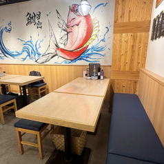 5~6名様でご利用いただけるテーブル席は明るく開放感のある杉玉らしいお席です。※お隣の席とはパーテーションで仕切ることも可能です。