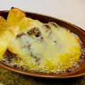 料理メニュー写真 イタリアンソーセージとローズマリーポテトのラクレットチーズ