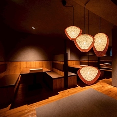 半個室席はソファ席になっております。お隣の席とは高い壁で区切りがございます！ゆっくりとお酒とお食事をお楽しみいただけます。半個室席は加熱式タバコの喫煙が可能。