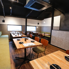 広々としたテーブル席を多数ご用意しています。仲間や友人との会話を盛り上げる最高の場所では、リラックスしながら特別なひとときを味わえます◎心地よい雰囲気の中で、特別な時間をお過しください。