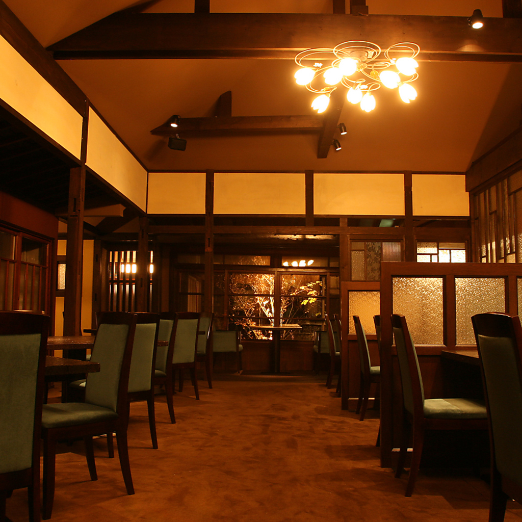 【メインホール】落ち着いた雰囲気の店内、５０名様前後の貸切も承ります。