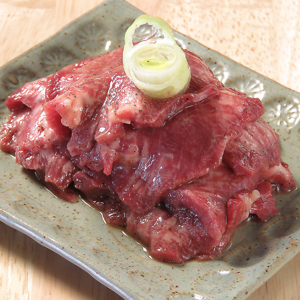 焼肉の定番！さっぱり牛タンと旨み溢れる霜降りを各種ご用意。じっくり焼いて、お酒と至福の時間を。