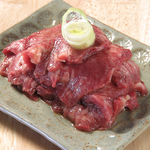 焼肉の定番！さっぱり牛タンと旨み溢れる霜降りを各種ご用意。じっくり焼いて、お酒と至福の時間を。