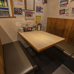 【プライベート感♪4名様用テーブル席】当店には、4名様用のテーブル席が4卓ご用意されています。少人数で落ち着いてお食事を楽しむのにぴったりな空間で、大切な時間をゆったりとお過ごしいただけます。