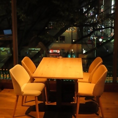 温かみのある照明が印象的なテーブル席は、料理を美味しく見せ、居心地の良さを演出します。こだわりの料理やお酒をじっくり味わえ、デートや同僚との気軽な食事にもぴったりです。