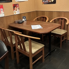 ご友人同士の飲み会やご家族でのお食事に最適な4名様向けのテーブル席をご用意しております。ゆったりと座れる広いお席で、こだわりの食材で作る美味しい料理とお酒を心ゆくまでご堪能いただけます。お鍋を注文しても余裕の広いテーブルで、自分好みのお料理とお酒を探してみてください♪ディナーのみ喫煙可◎