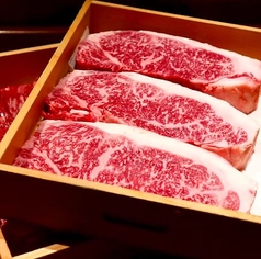 本当に旨い赤身肉のフルコースが楽しめる『肉山』。