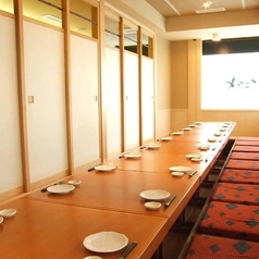 【掘りごたつ個室：2～26名様】大人数での各種ご宴会におすすめ。ブラインドで仕切ることができる掘りごたつ個室席をすべて使用することで最大26名様までご利用いただけます。冠婚葬祭や親しいお仲間との打ち上げなど大人数でのお集まりにおすすめです。ぬくもりのある白木に囲まれた空間でお食事をお愉しみください。