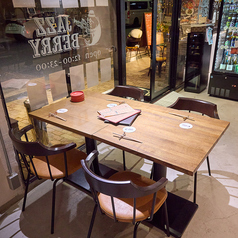 洗練された雰囲気が魅力の2名様用テーブル席は、大切な方とのデートや記念日に最適です◎落ち着いた照明と心地よい音楽の中で、お互いの存在を感じながら、ゆったりとロマンチックなひとときをお過ごしください♪