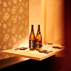 【2～6名様用席】会社の打ち上げや友人との集まりに最適な席です。広々とした空間で、周囲を気にせずゆったりと過ごせるため、自然と会話も弾みます。旬の食材を活かした料理やこだわりのお酒を味わいながら、笑顔あふれる楽しい時間を心ゆくまでお楽しみください。和の落ち着いた雰囲気が心地よさをさらに引き立てます。