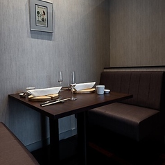 お二人のための2名様用個室をご用意しました。プライベートな空間で、大切な人との語らいを心ゆくまでお楽しみください。記念日やデートに最適です。