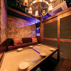 【優雅に味わう極上しゃぶしゃぶ】色鮮やかな熱帯魚が泳ぐアクアリウム個室で、厳選肉のしゃぶしゃぶを。おしゃれなインテリアに囲まれた空間は、いつもより贅沢な女子会や、大切な方のお誕生日祝いに最適です。シャンデリアが灯る幻想的な雰囲気の中、至福のひとときをお過ごしください。（最大6名）