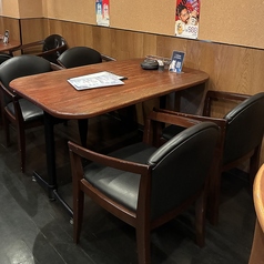 ご友人同士の飲み会やご家族でのお食事に最適な4名様向けのテーブル席をご用意しております。ゆったりと座れる広いお席で、こだわりの食材で作る美味しい料理とお酒を心ゆくまでご堪能いただけます。お鍋を注文しても余裕の広いテーブルで、自分好みのお料理とお酒を探してみてください♪ディナーのみ喫煙可◎