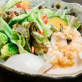 料理メニュー写真&nbsp;自家製とりハム温玉野菜サラダ