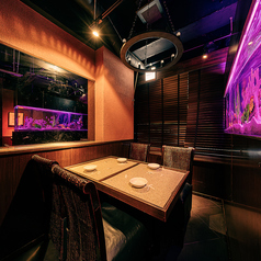 【少人数でゆったりと。大人の隠れ家個室】落ち着いた照明と水槽が、プライベート感を高める贅沢な空間。2名様からご利用いただけるため、大切な方との記念日や誕生日など、ゆっくり語り合いたい夜にぴったりです。こだわりのしゃぶしゃぶを囲みながら、心温まる時間をお楽しみください。（最大4名様まで）