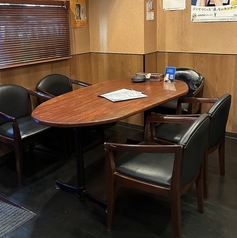 ご友人同士の飲み会やご家族でのお食事に最適な5名様向けのテーブル席をご用意しております。さらにゆったりと座れる広いお席で、こだわりの食材で作る美味しい料理とお酒を心ゆくまでご堪能いただけます。お鍋を注文しても余裕の広いテーブルで、自分好みのお料理とお酒を探してみてください♪ディナーのみ喫煙可◎