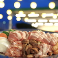広島で美味しいジンギスカンを食べるなら！食べ放題＆飲み放題コースもご用意。食べ放題は牛・豚・鶏も食べ放題♪三越の屋上でノスタルジックな雰囲気を味わいながらバーベキュー！プロが注ぐビールも飲み放題♪