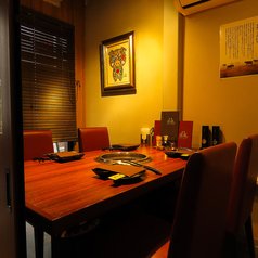 広々としたテーブル席。会社帰りやデートなど…ちょっとしたご褒美に焼き肉を食べたい時にも。