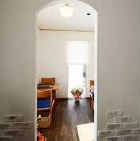 温かい光が迎える隠れ家空間♪「小春日和」の優しい内装