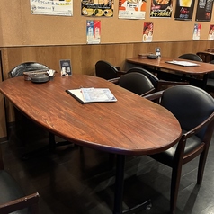7~10名様までご案内可能なテーブル席は、会社のお仲間との飲み会や小さめのご宴会にぴったりです。2つのテーブルを組み合わせてお座りいただけます。厳選された質の高いお肉や新鮮な魚介など、本当にいいものだけをこだわってご提供しております。ゆったりとした広めのお席で絶品の和食を存分にお楽しみくださいませ。