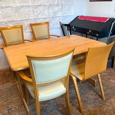 サロンの４名がけのテーブル席です。